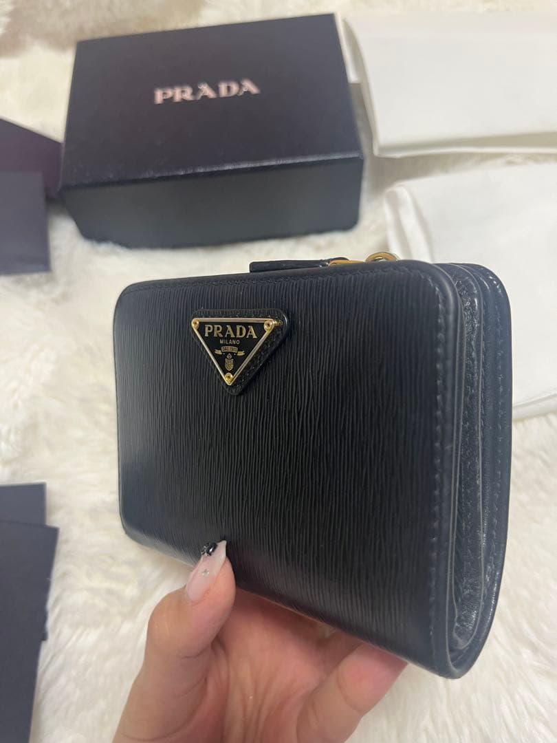 PRADA ブラックレザー 二つ折り財布 箱付き
