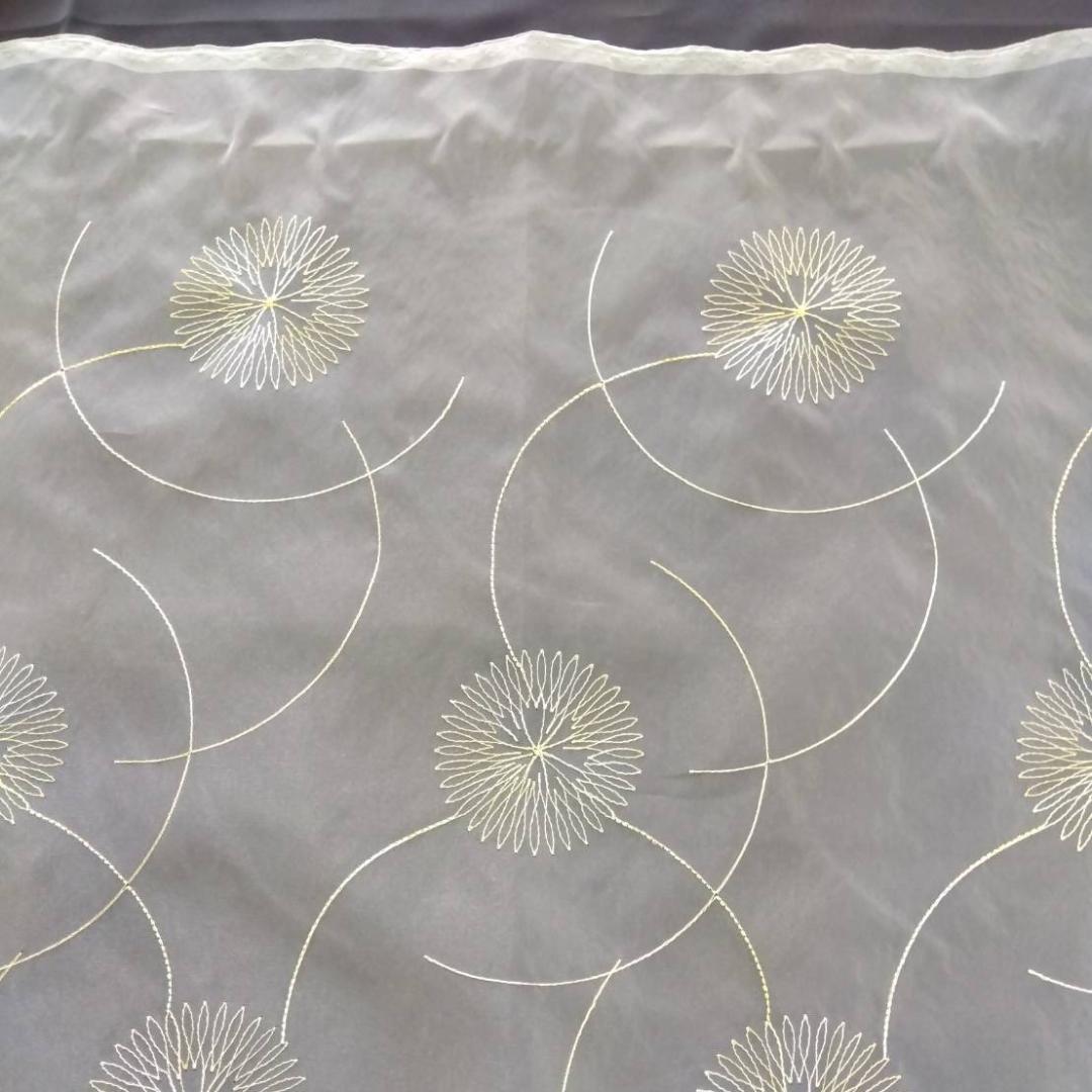 刺繍入り白いレースカーテン　生地