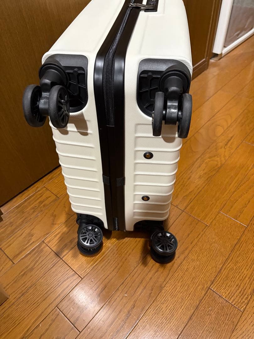 阪神タイガース　TIGERS ホワイト　キャリーケース 小型　新品未使用