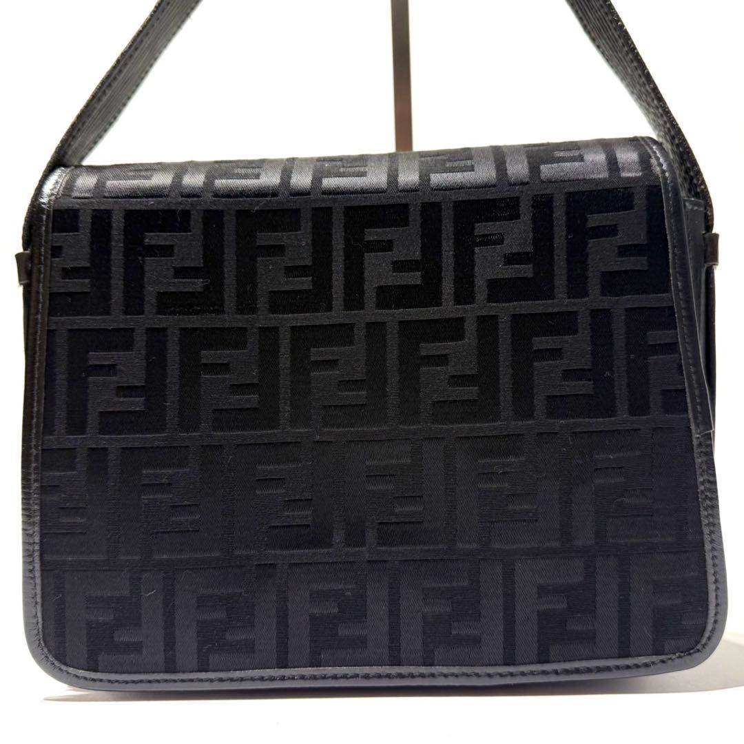 極希少 フェンディ エピ ズッカ柄 ショルダーバッグ 黒 メッセンジャー レザー