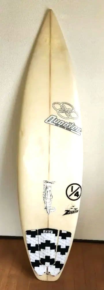 クォーターサーフボード・ショートボード (新品フィン3枚交換済み)