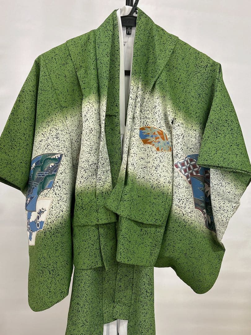 (七五三)7歳前後の男の子向けの、ダークグリーンの着物と羽織、襦袢の3点セット。