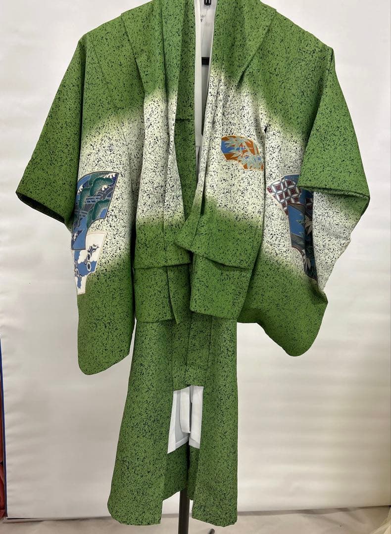 (七五三)7歳前後の男の子向けの、ダークグリーンの着物と羽織、襦袢の3点セット。