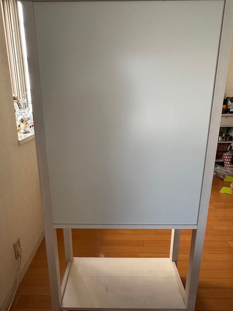 ホワイト木製キャビネット ガラス扉付き