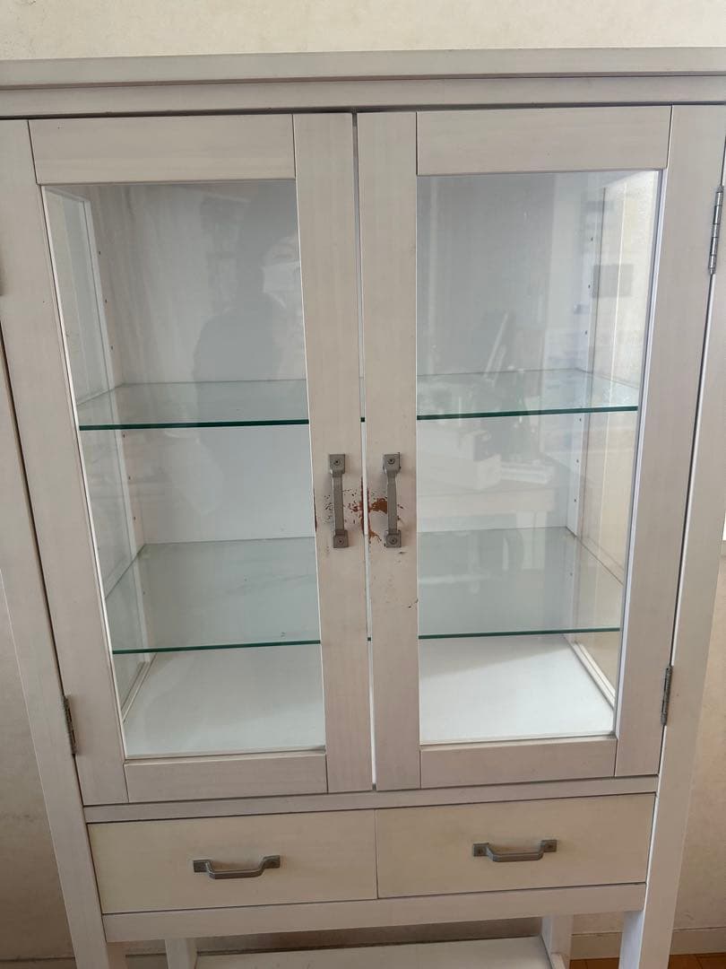 ホワイト木製キャビネット ガラス扉付き