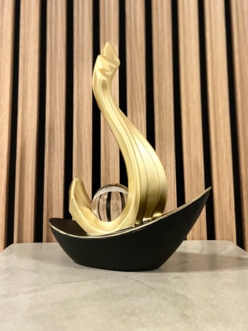 抽象的な船のオブジェ ブラック・ゴールド