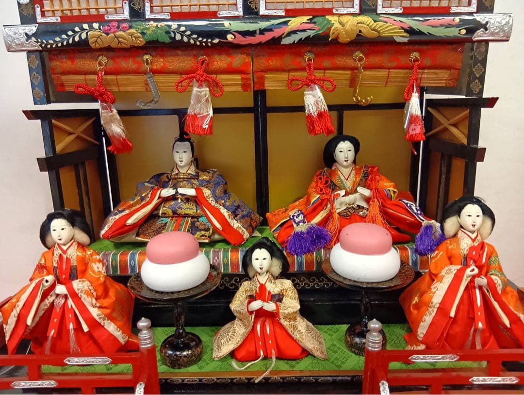 【値下げ】御殿飾りお人形5人と飾り 道具付き