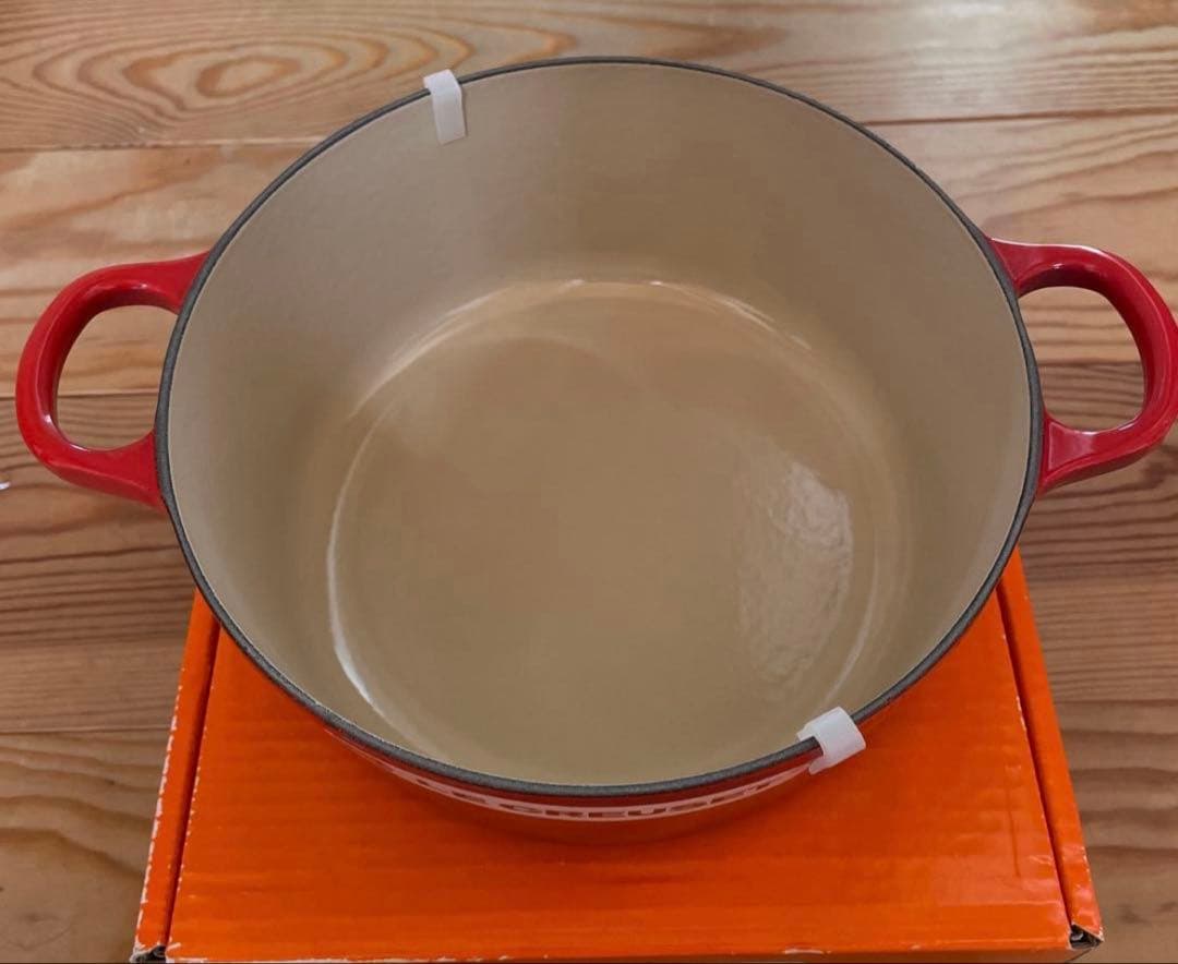 【新品未使用品】ル・クルーゼ　両手鍋　ココットロンド22