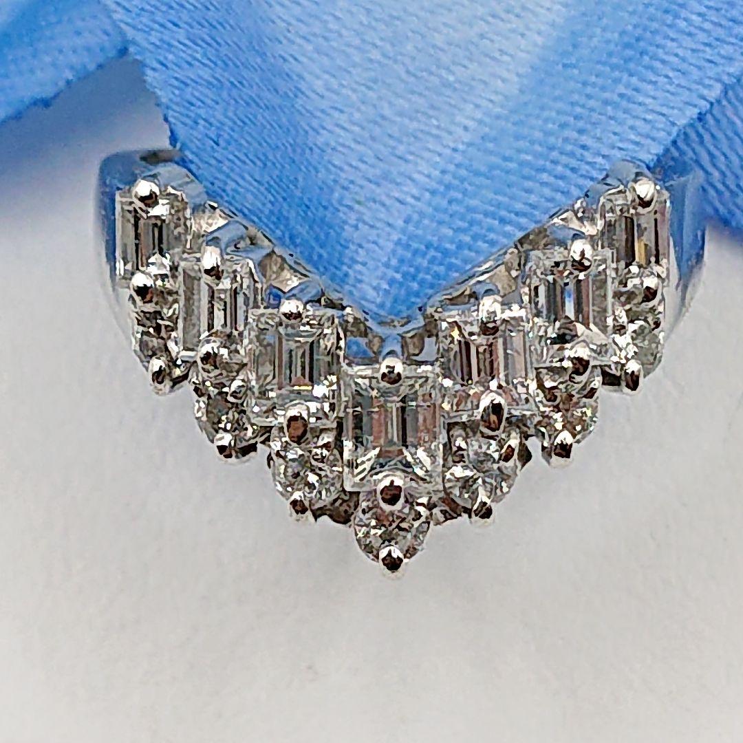 お腹ペコリん1カラットバケットカットとラウンド 天然ダイヤモンドリングV字