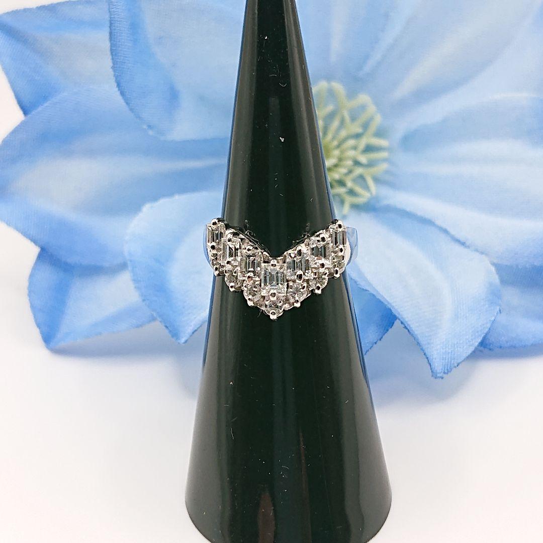 お腹ペコリん1カラットバケットカットとラウンド 天然ダイヤモンドリングV字