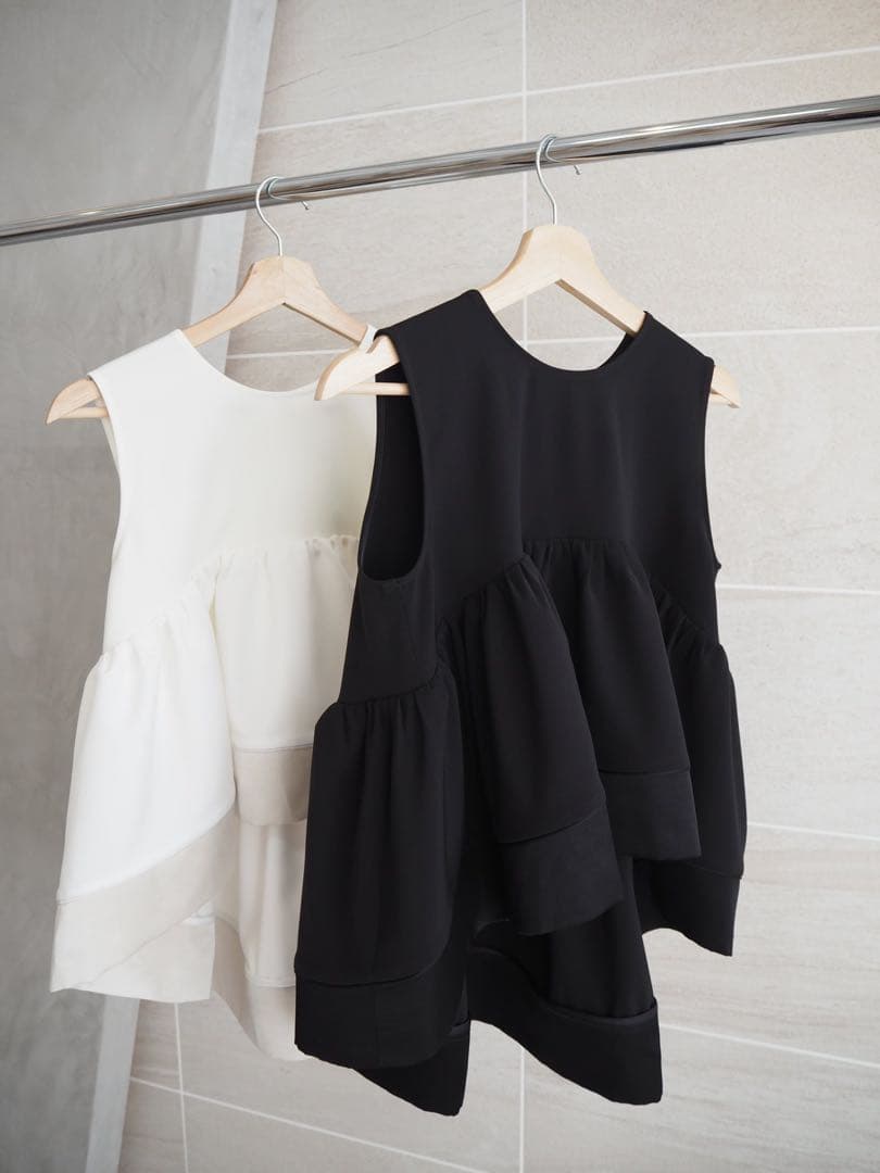 【完売品】TWILL ラウンドペプラムボリュームブラウス