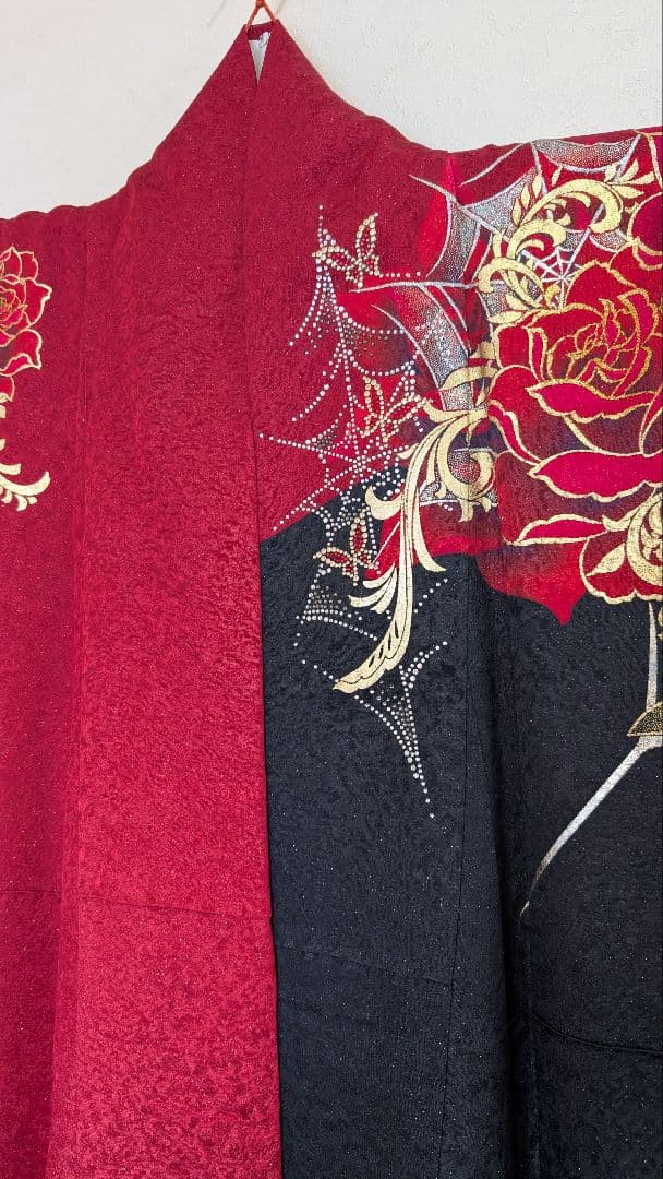【超美品•現代柄】赤・黒・金 バラ模様の 振袖＆袋帯のセット♪162cm
