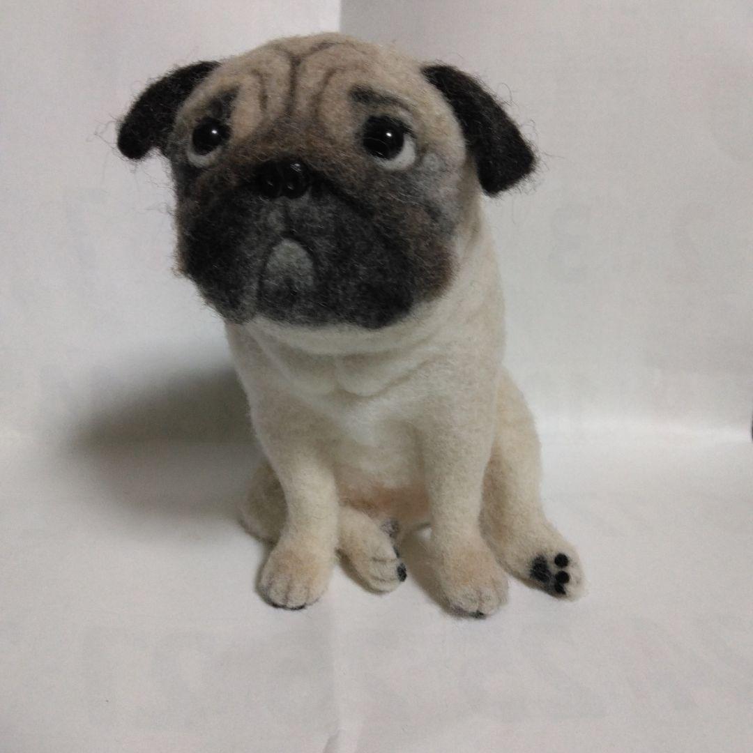 羊毛フェルト　ハンドメイド　パグ　お座りポーズ　困った顔