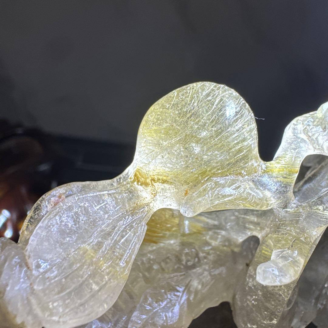 【高品質】太陽放射ルチルクォーツ 龍彫刻 台座付 433g