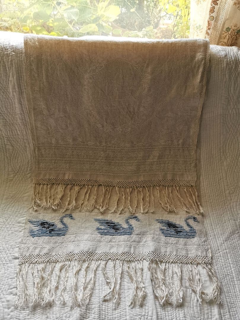 アンティークイタリア ダマスク織地模様リネン 水色のスワン クロスステッチ刺繍