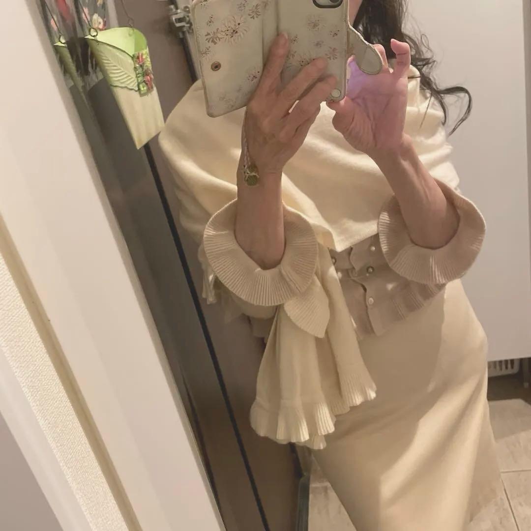 ♡フォクシーフリルストールカシミア100%♡エクリュ肌寒い日に♡本日のみ価格