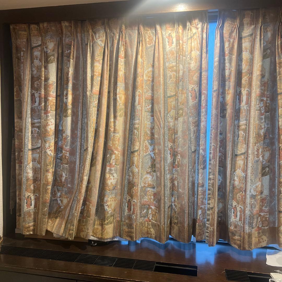 装飾的なブラウン系カーテン