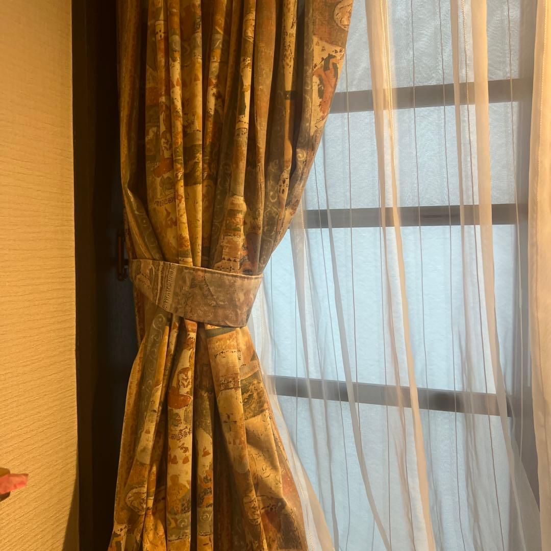 装飾的なブラウン系カーテン