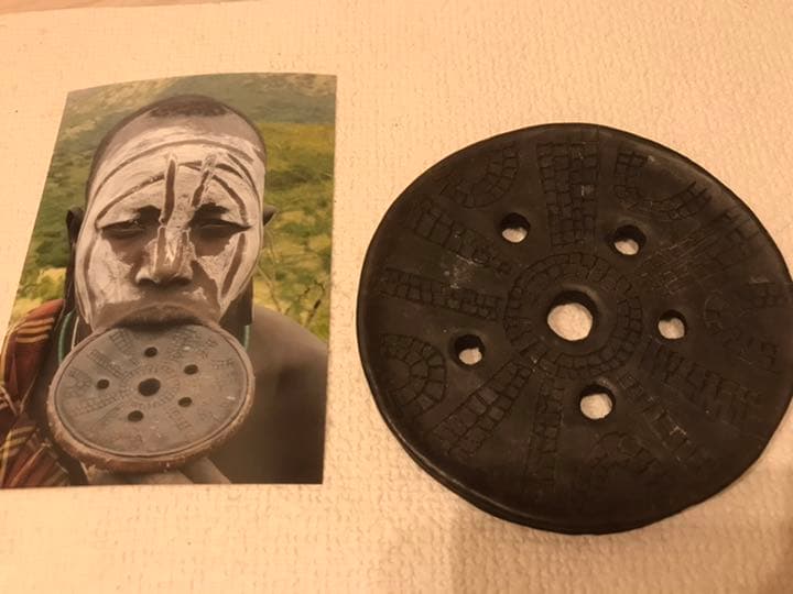 エチオピア少数民族ムルシ族の唇に入れる皿　文化的価値有