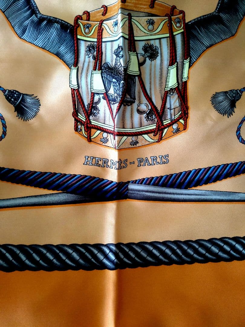 HERMES　カレ 90 LES TAMBOURS シルクスカーフ