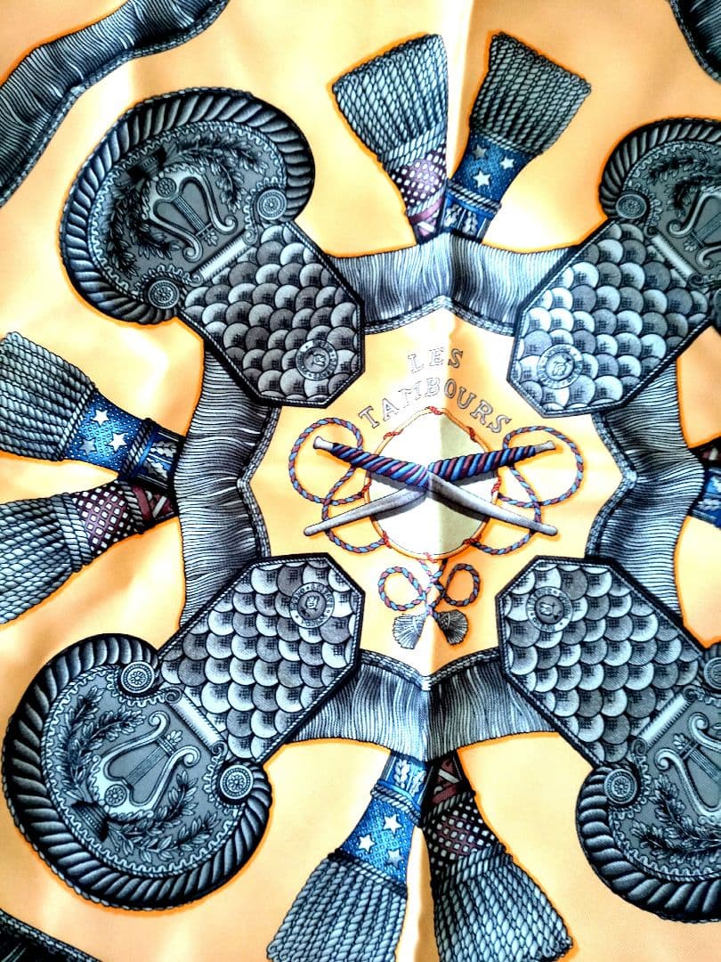 HERMES　カレ 90 LES TAMBOURS シルクスカーフ