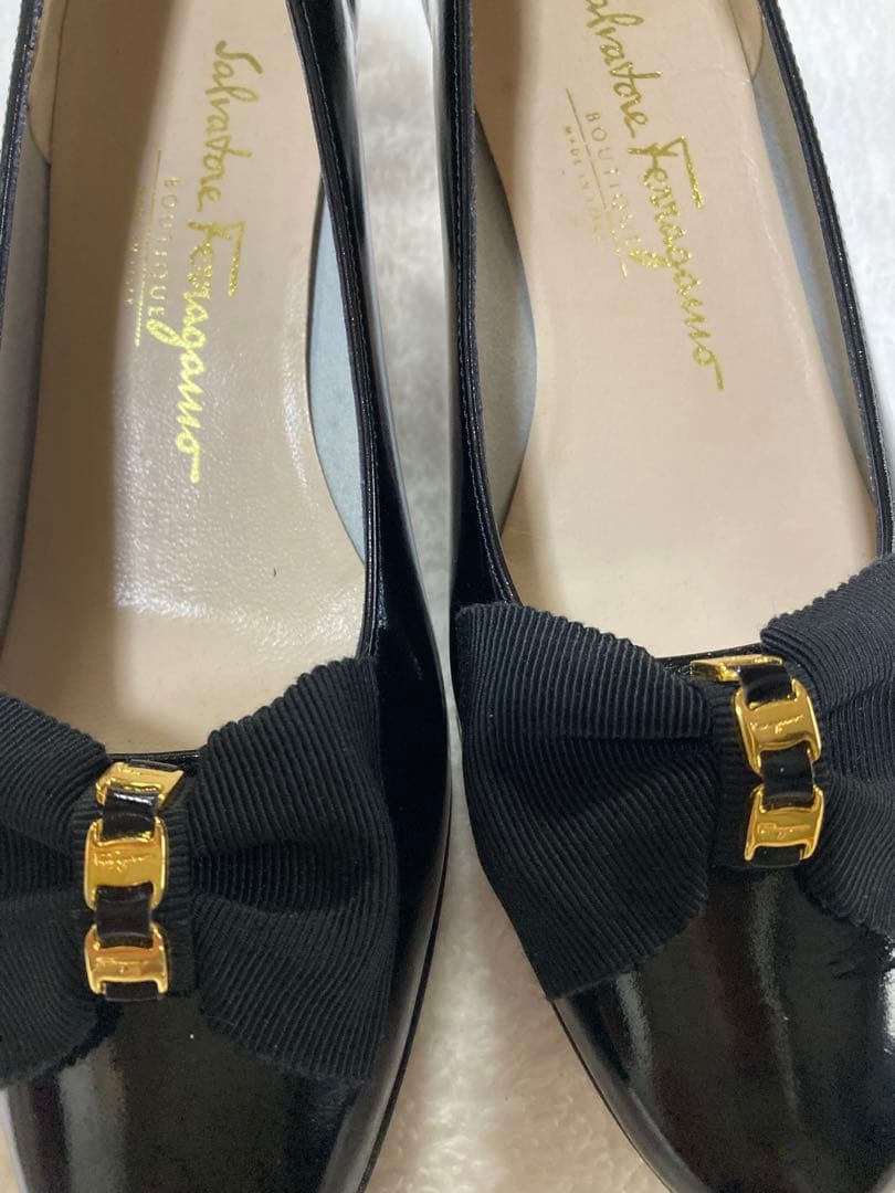 Salvatore Ferragamo 黒リボンパンプス