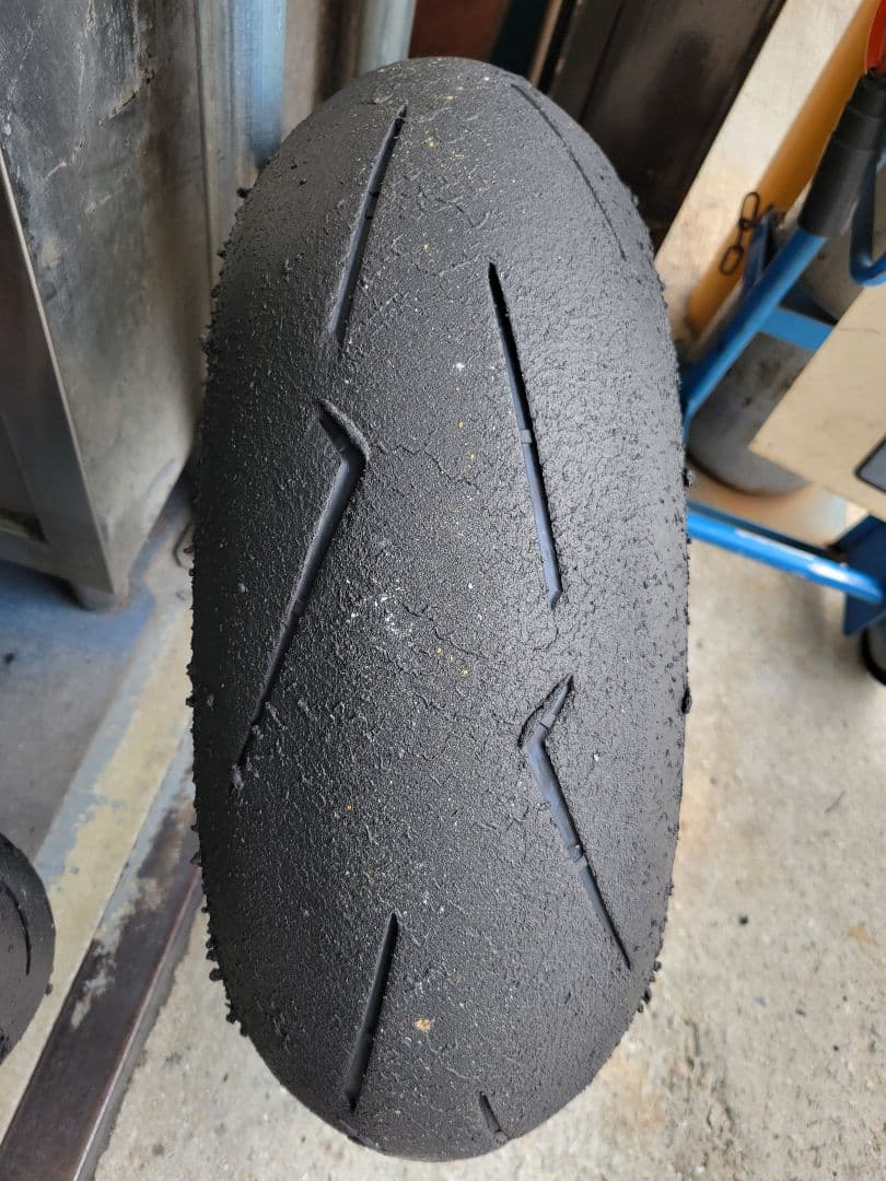 ピレリ スーパーコルサ V4 SC1 120/70 200/55前後中古品