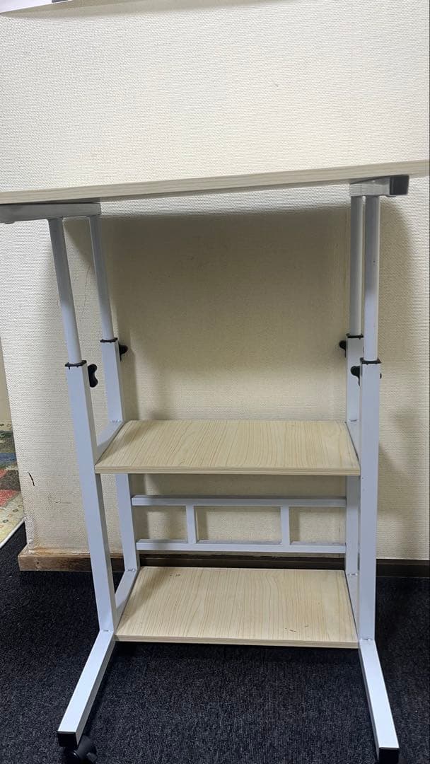 調節可能なベッドテーブルまたは通常のテーブル.