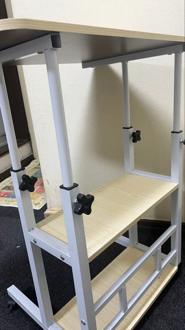 調節可能なベッドテーブルまたは通常のテーブル.