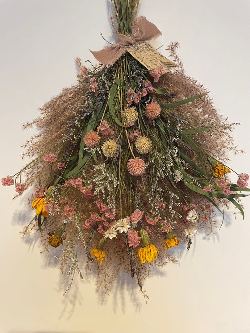 ピンクのススキと小花　ドライフラワースワッグ　スワッグ　ドライフラワー