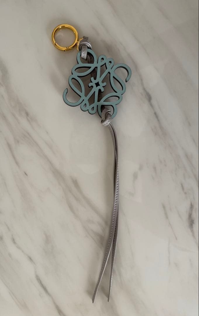 【ロエベ】アナグラムチャーム　カーフ　アイスブルー　グレイ