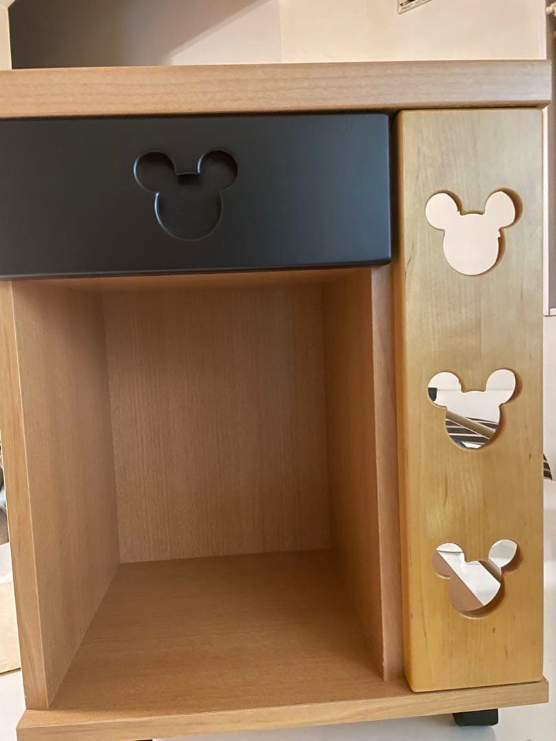 ミッキーシルエットのサイドテーブル