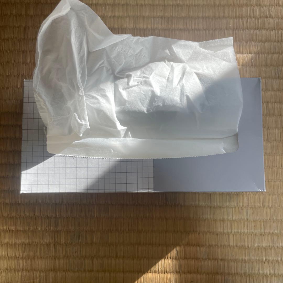 ホワイトティッシュボックス