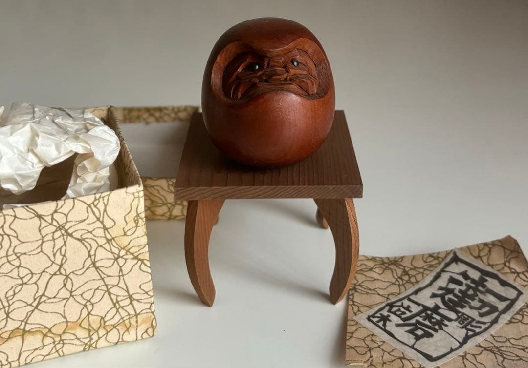 新品箱入り！　一刀彫　達磨　一位木　木製　縁起物　美術工芸品
