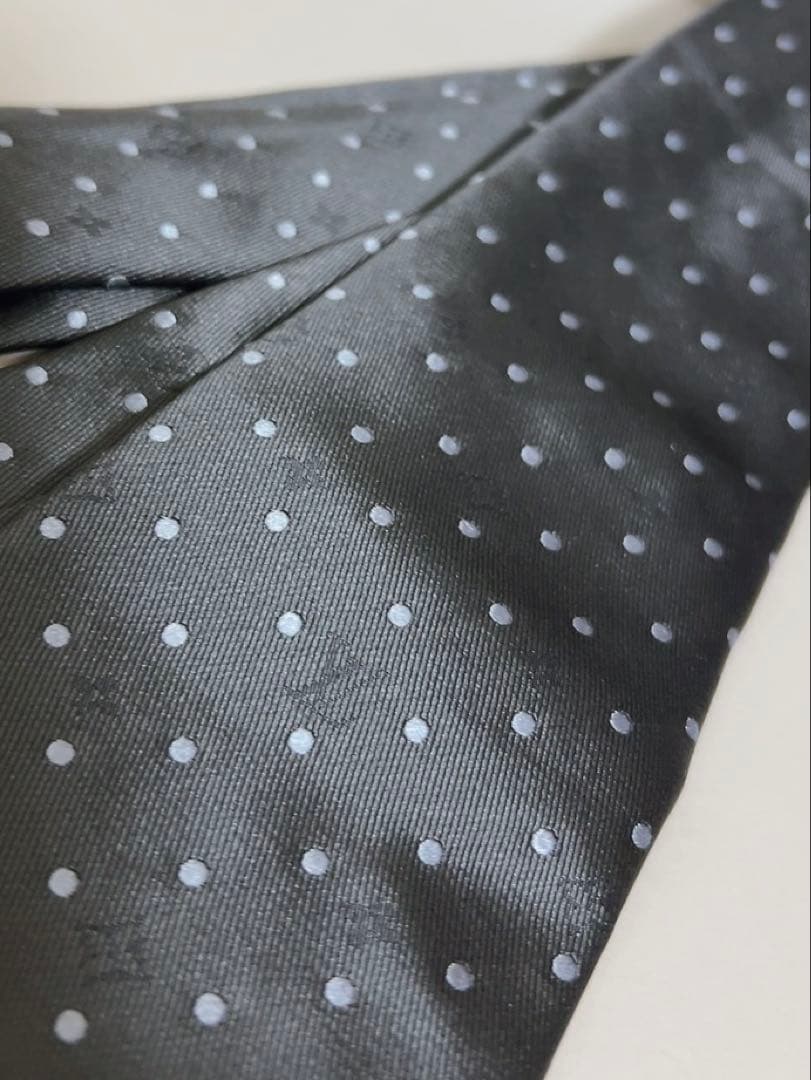 ルイヴィトン　LOUIS VUITTON ネクタイ　光沢感　ドット　グレー