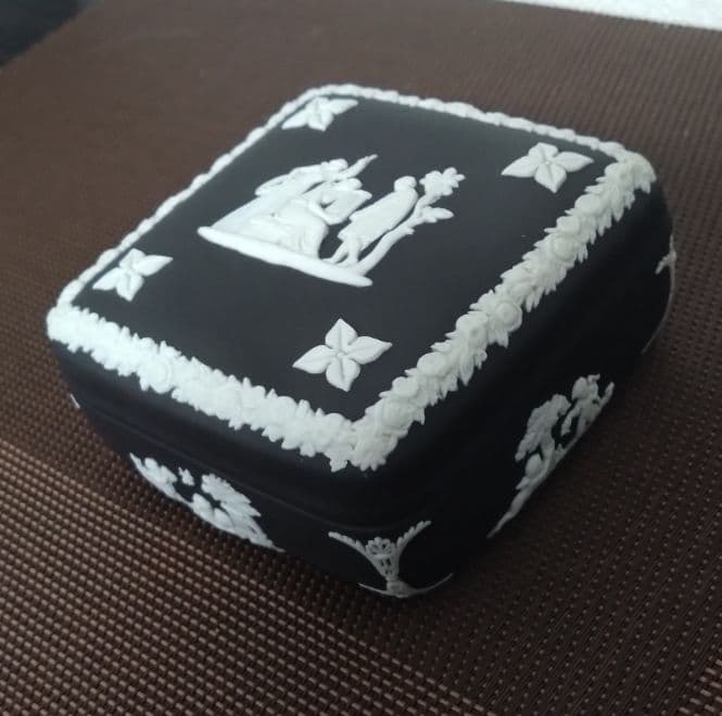 ウェッジウッド・ジャスパーブラック スクエア型蓋付小物入れ