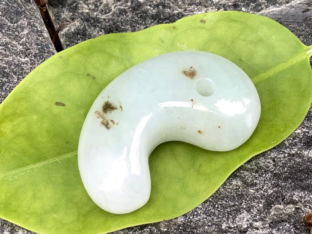 ✳今年2個目のトロトロ勾玉‼️ 酸化鉄入り糸魚川翡翠　抜群全面透過　鑑別書取得品‼️