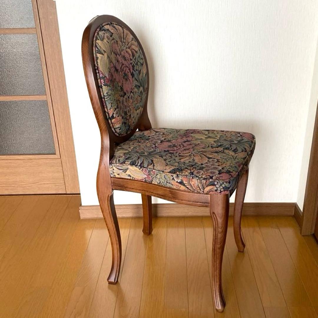 花柄デザインのクラシックチェア