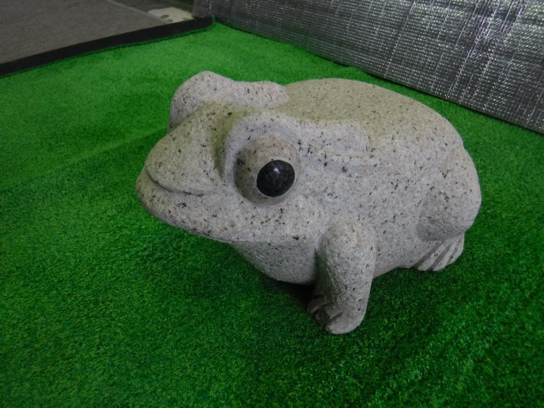 カエルの彫刻品