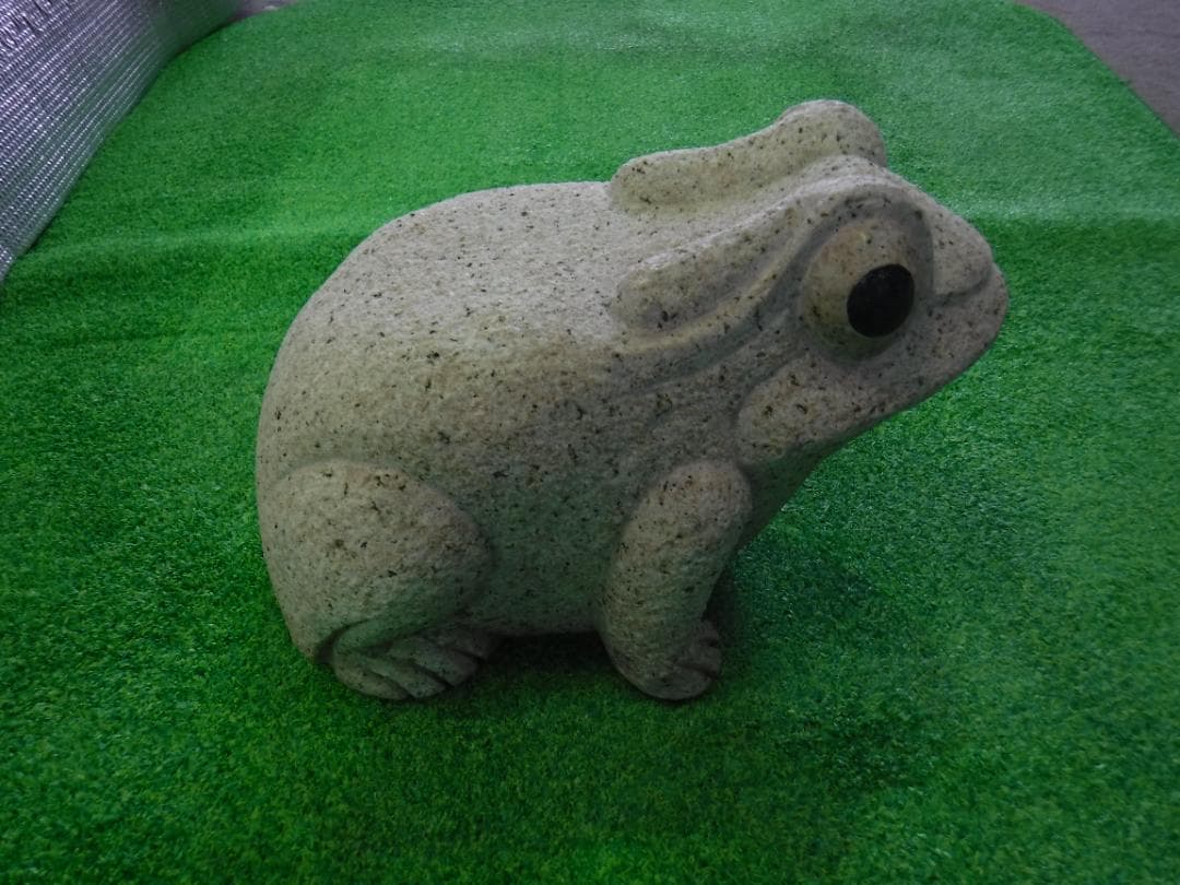 カエルの彫刻品