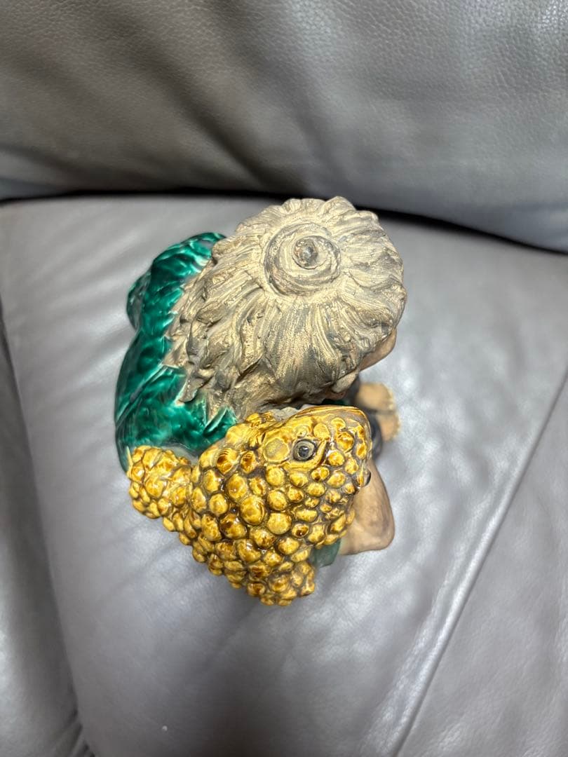 老人とカエルの置物