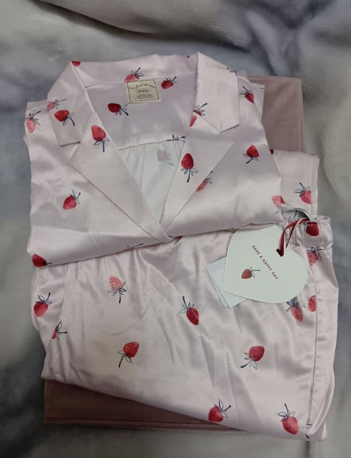 本日最終★新品 タグ付き ジェラートピケ いちご柄サテンルームウェア