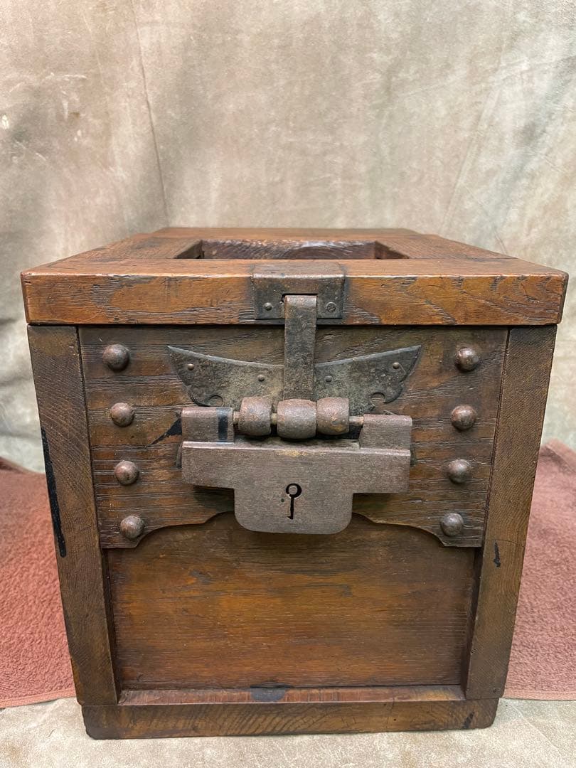 昔の錠前付き銭箱(20)