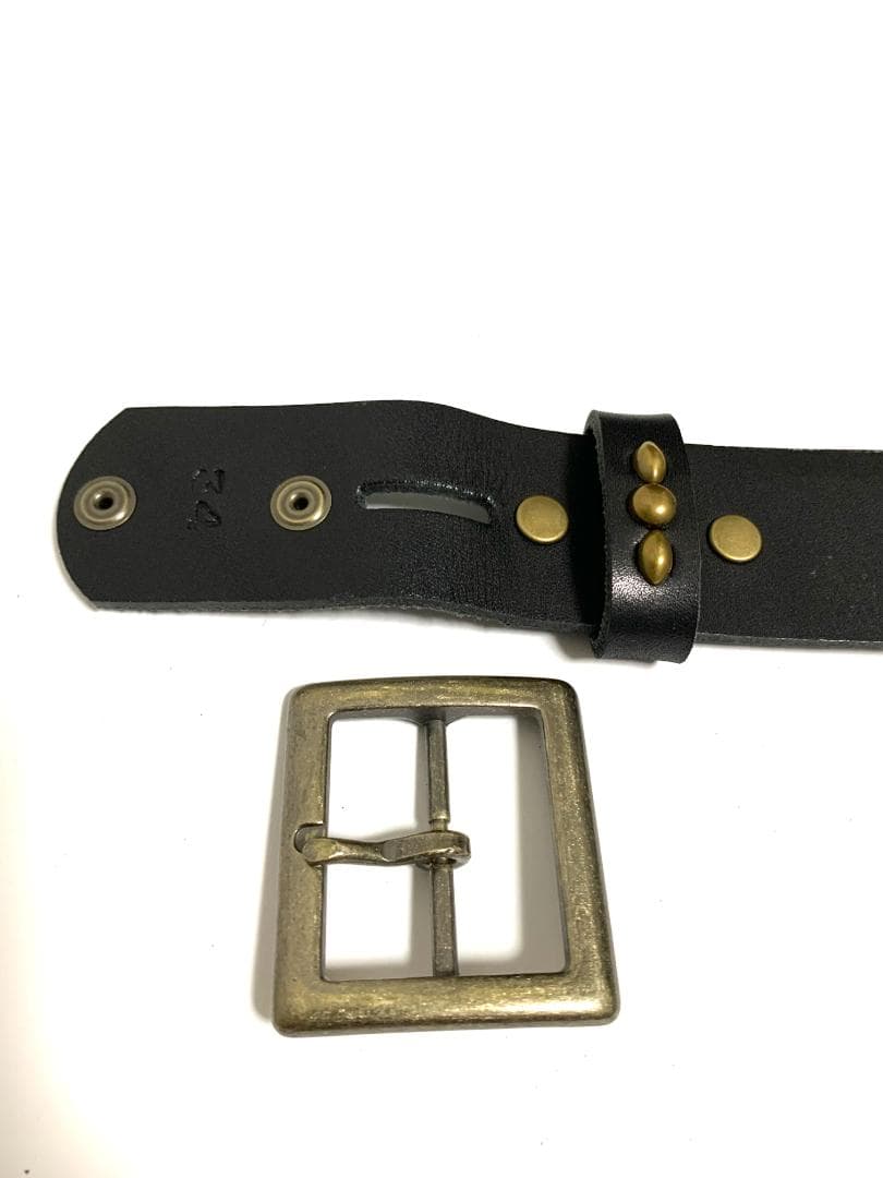 栃木レザー　フラワー型スタッズベルト　黒（レッドスポッツ）ヴィンテージタイプ