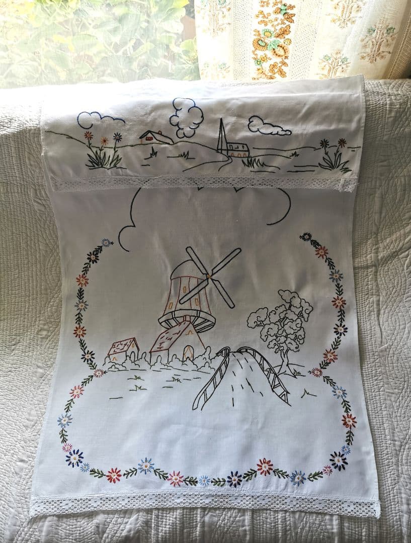 アンティーク 風車と橋と木と花刺繍クロス 家鴨の親子刺繍リボン付 カーテンパネル