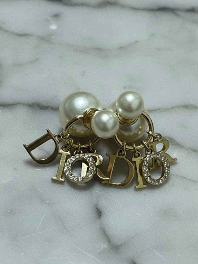 Dior パール ロゴチャーム ピアス