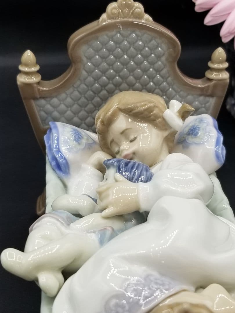 リヤドロ　お人形さんと添い寝