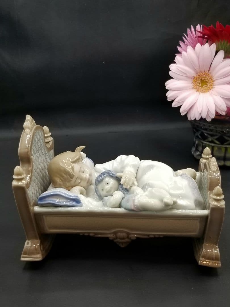 リヤドロ　お人形さんと添い寝