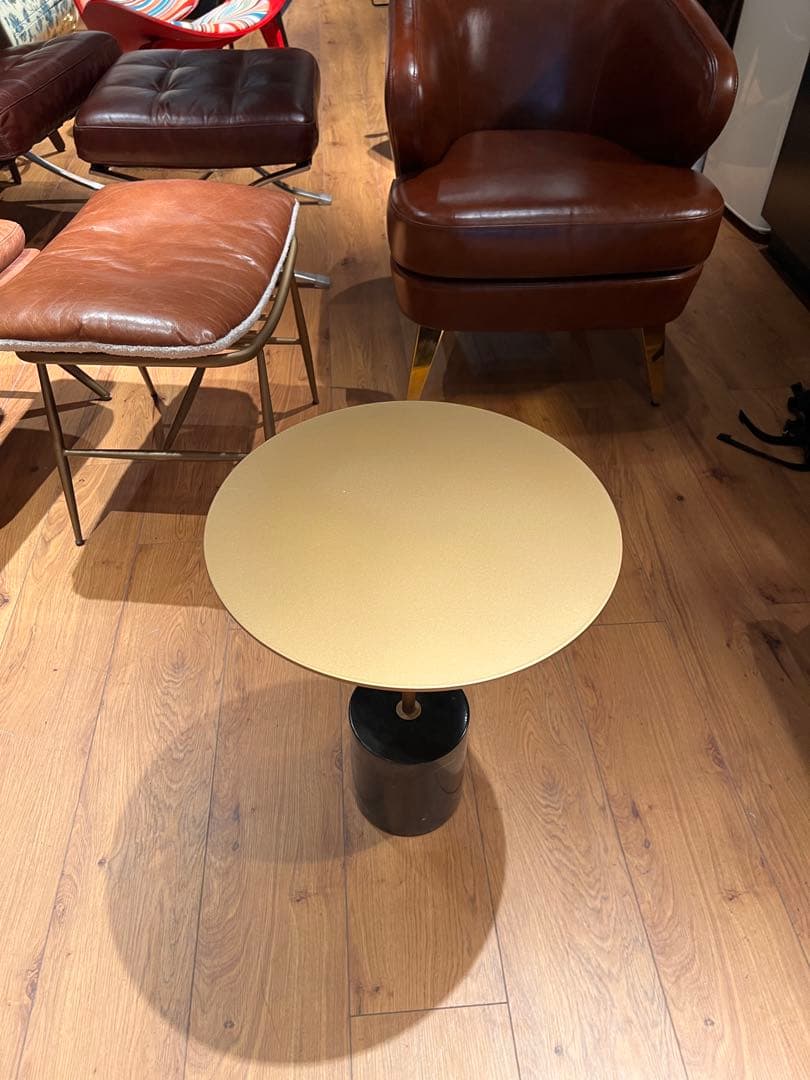 ゴールド天板のセンターテーブル