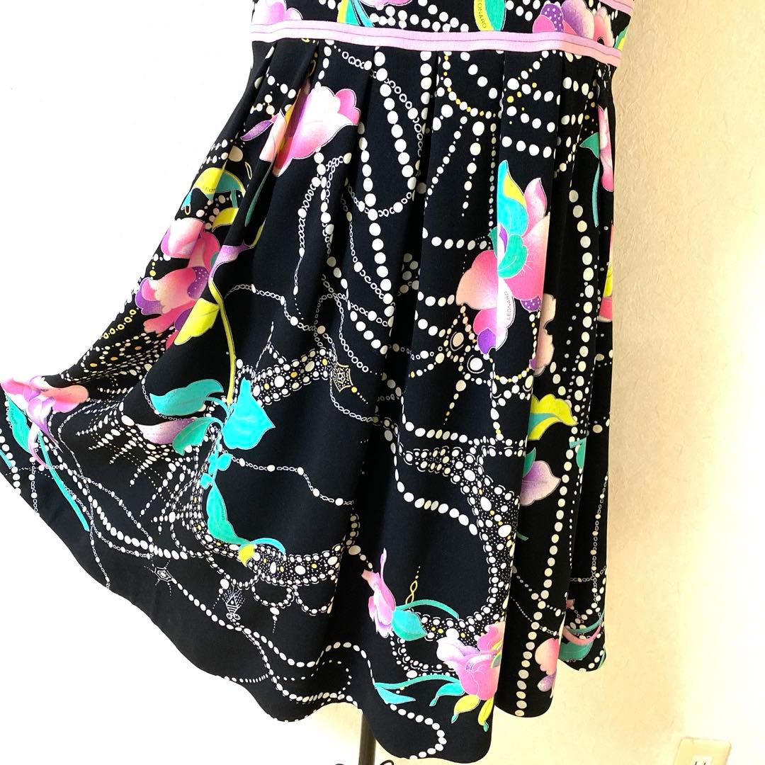 レオナール・黒地に美しい花柄とパールプリント のワンピース４０ ✨最終価格✨